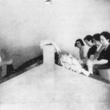 Mujeres en el lavadero: Carmen Arnaiz, Isabel del Campo y Joxepa, mujer de Antonio Idiakezen, entre otras. Tamaño: 17,7x12,6
