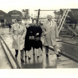 Blanca Osacar y Maria Garcia Salaignac el día de botación del barco “Cementos Rezola Tres”, 19 de Diciembre de 1964. En los astilleros Tomas Ruiz Velasco, Bilbao. Tamaño: 23,1x17,1cm