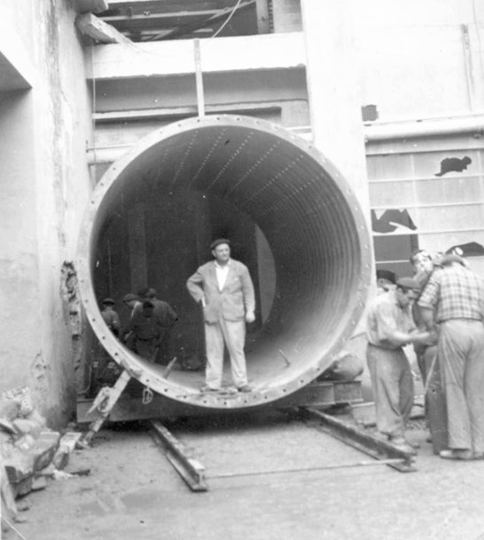Imagen de archivo trabajadores junto a un tubo gigante de cemento