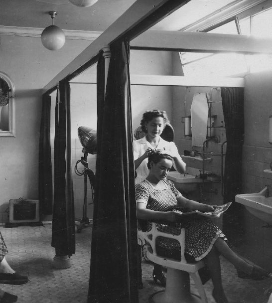 Foto de archivo de 2 señoras en la peluquería de Añorga