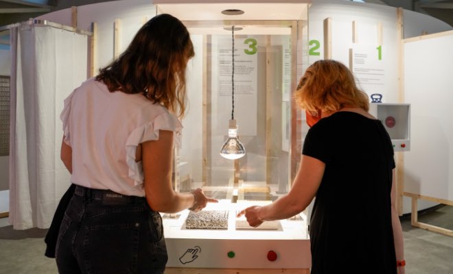 Dos mujeres haciendo un experimento en el museo cemento rezola