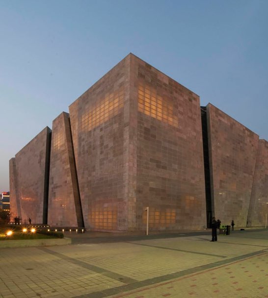 Imagen de un edificio innovador hecho de cemento
