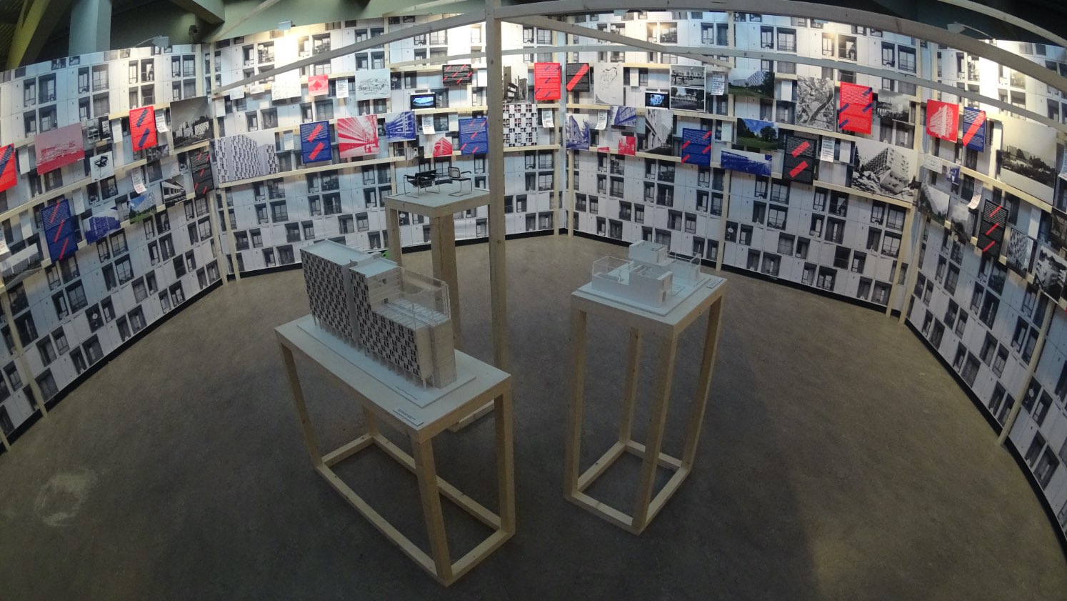 Imagen de los paneles y maquetas dispuestos en la sala de exposiciones del museo cemento rezola.