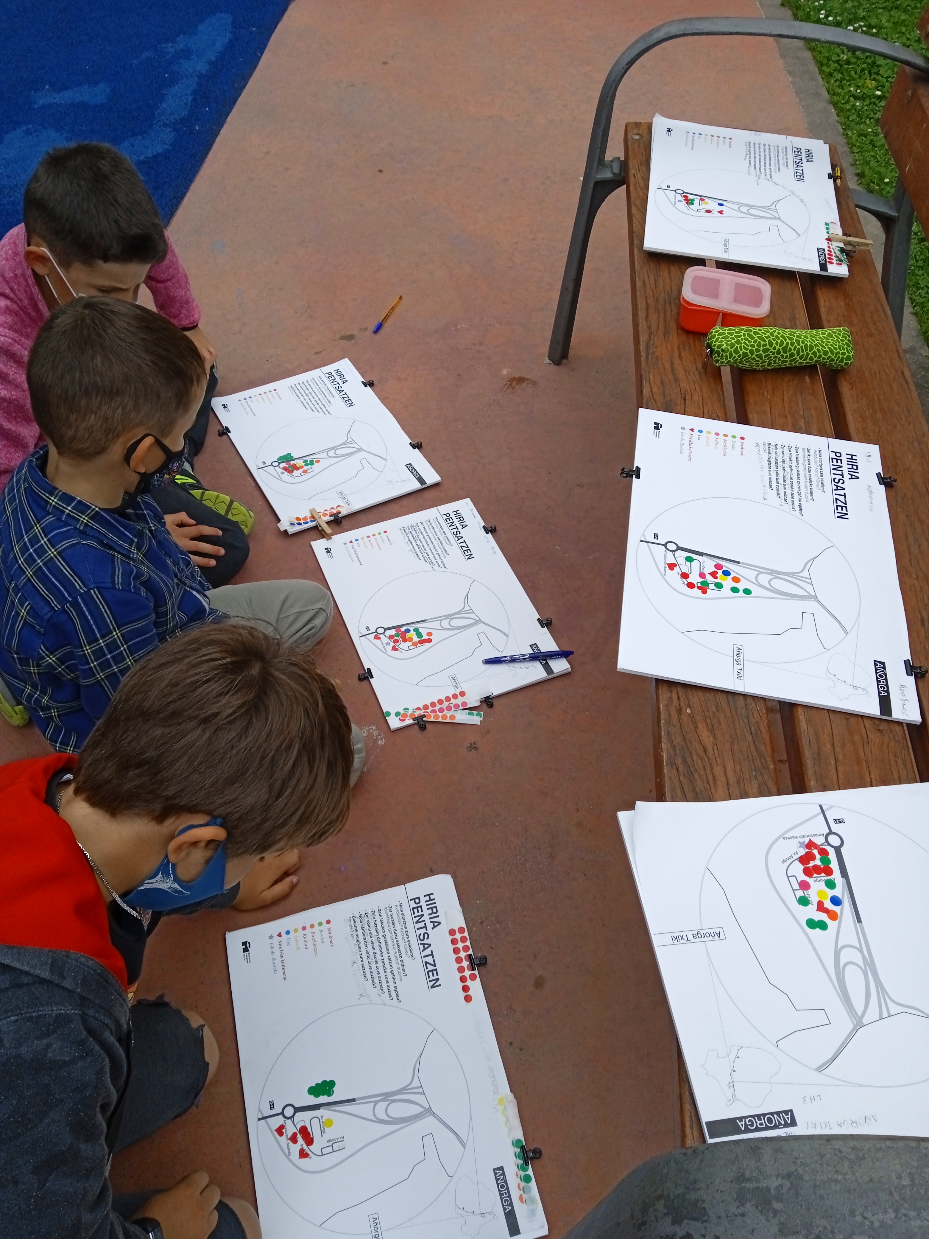 niños coloreando planos de la ciudad