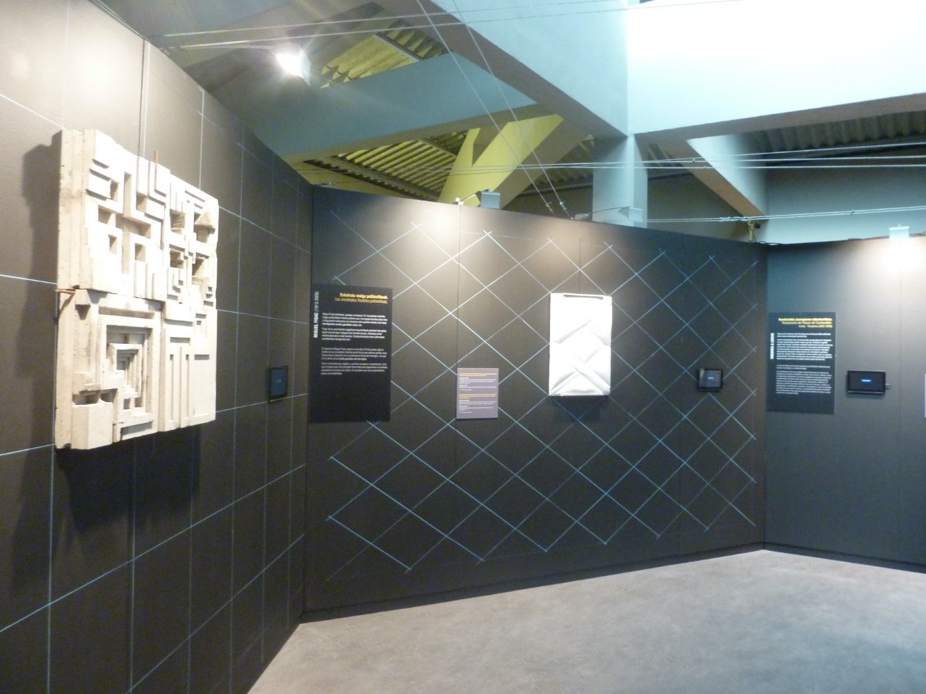 Vista general de la exposición "el tacto del hormigón" con paneles expositivos