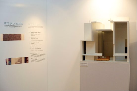 Imagen de un panel y una maqueta en la exposición de rafael moneo