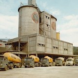Camiones en frente de los silos. Tamaño: 24x18cm.