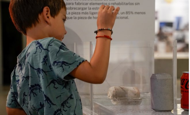 Un niño aprendiendo a hacer un experimento en el museo cemento rezola