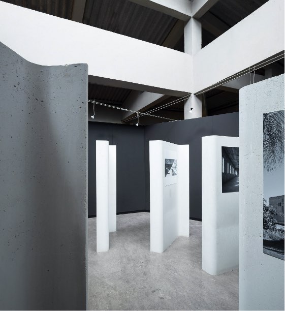 Imagen de la exposición de Elisa Valero con paneles expositivos y fotos