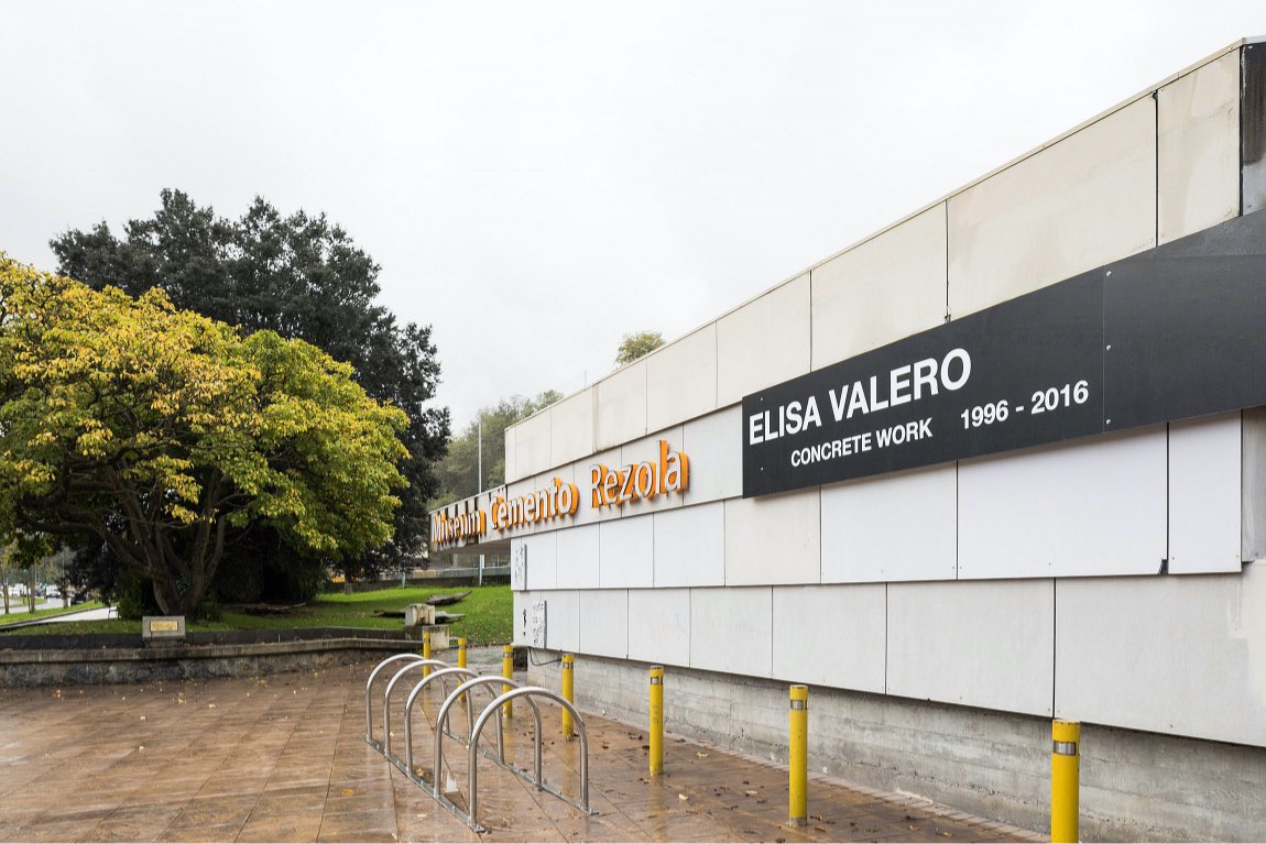 Imagen del cartel de la exposición de Elisa Valero en la fachada del museo cemento rezola