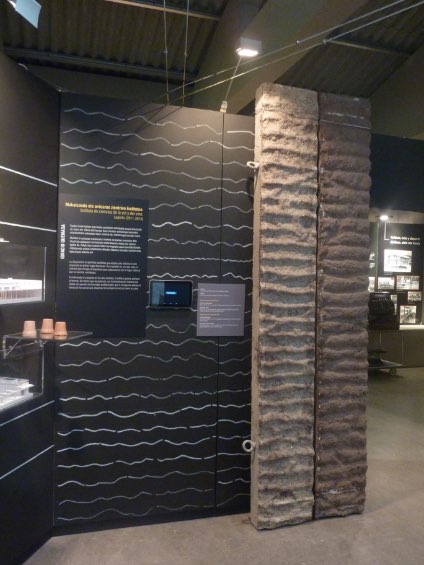 Vista general de la exposición "el tacto del hormigón" y una columna rugosa