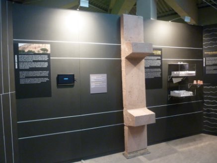 Vista general de la exposición "el tacto del hormigón" con paneles expositivos y piezas de hormigón